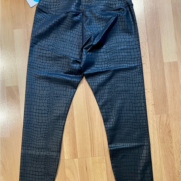 NWT Marika Ebony Crocodile Leggings- Size Medium - Picture 2 of 11